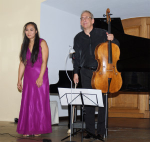 Hyun-Jung Kim-Schweiker (Piano) und Hans-Christian Schweiker als „Duo con Aura“ am 27.09.2015 beim Kammermusikabend. 
