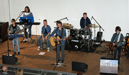 Die junge Band "Streetkids" sorgt mit englischen und deutschen Coversongs bei dem Benefizkonzert für Furore im Museum Zinkhütter Hof