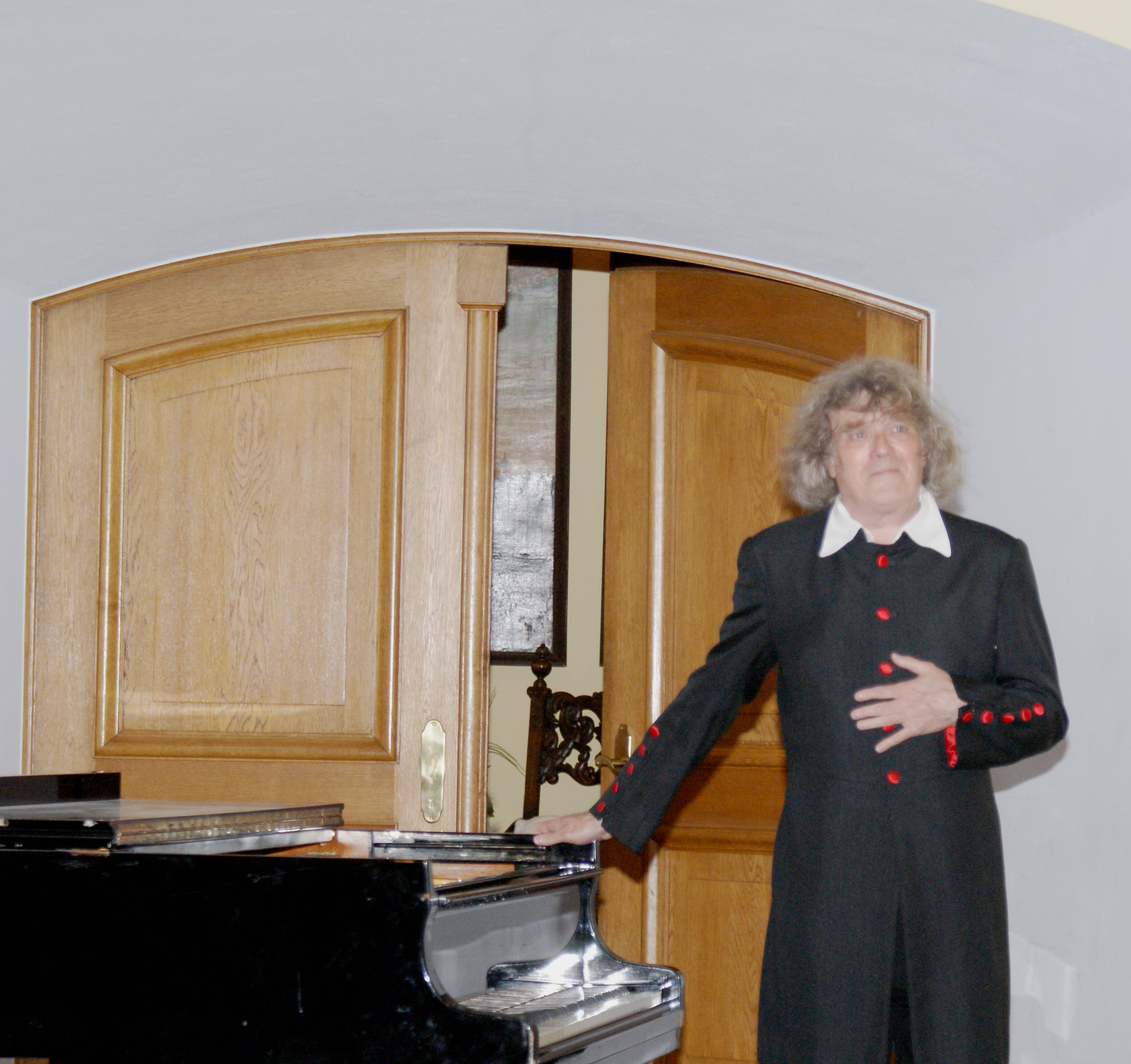 Pianist Jószef Acs riss die Zuhörer im Rittersaal der Burg mit seinem leidenschaftlichen Spiel am Flügel mit. Seine Interpretationen von Chopin und Liszt erhielten reichlich Beifall.